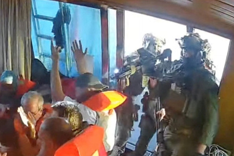 Rekaman pasukan angkatan laut Israel mencegat kapal Global Sumud Flotilla yang menuju Gaza di perairan internasional pada Kamis (2/10/2025). Foto: Global Sumud Flotilla/HO via REUTERS