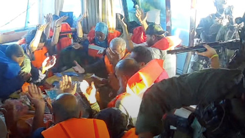 Rekaman pasukan angkatan laut Israel mencegat kapal Global Sumud Flotilla yang menuju Gaza di perairan internasional pada Kamis (2/10/2025). Foto: Global Sumud Flotilla/HO via REUTERS