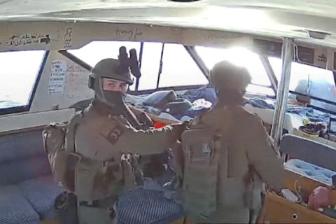 Rekaman pasukan angkatan laut Israel mencegat kapal Global Sumud Flotilla yang menuju Gaza di perairan internasional pada Kamis (2/10/2025). Foto: Global Sumud Flotilla/HO via REUTERS