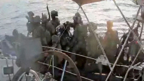 Rekaman pasukan angkatan laut Israel mencegat kapal Global Sumud Flotilla yang menuju Gaza di perairan internasional pada Kamis (2/10/2025). Foto: Global Sumud Flotilla/HO via REUTERS