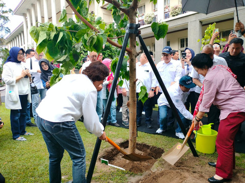 Ketua Dewan Pengarah BRIN, Megawati Soekarnoputri dan Rektor UGM, Ova Emilia, menanam pohon bodhi di UGM, Rabu (1/10). Foto: Dok. UGM