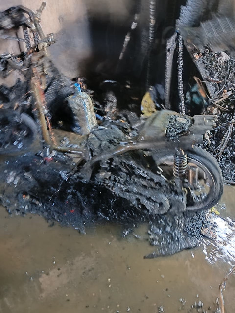 Motor yang ikut terbakar saat kebakaran di rumah kos Kecamatan Sungai Tebelian. Foto: Dok. Damkar Sintang