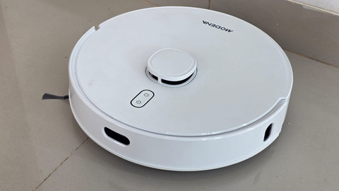 Sensor LiDAR menonjol ke atas pada robot vacuum MODENA RV 3452 ITWA. Foto: kumparan