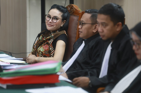 Terdakwa Nikita Mirzani saat menjalani sidang dengan agenda mendengarkan keterangan saksi ahli di Pengadilan Negeri Jakarta Selatan, Jakarta, Kamis, (2/10/2025). Foto: Agus Apriyanto