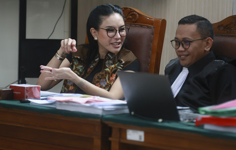 Terdakwa Nikita Mirzani saat menjalani sidang dengan agenda mendengarkan keterangan saksi ahli di Pengadilan Negeri Jakarta Selatan, Jakarta, Kamis, (2/10/2025). Foto: Agus Apriyanto