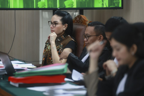 Terdakwa Nikita Mirzani saat menjalani sidang dengan agenda mendengarkan keterangan saksi ahli di Pengadilan Negeri Jakarta Selatan, Jakarta, Kamis, (2/10/2025). Foto: Agus Apriyanto