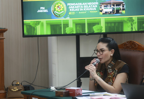 Terdakwa Nikita Mirzani saat menjalani sidang dengan agenda mendengarkan keterangan saksi ahli di Pengadilan Negeri Jakarta Selatan, Jakarta, Kamis, (2/10/2025). Foto: Agus Apriyanto