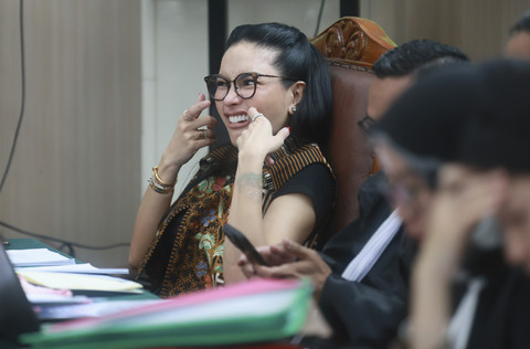 Terdakwa Nikita Mirzani saat menjalani sidang dengan agenda mendengarkan keterangan saksi ahli di Pengadilan Negeri Jakarta Selatan, Jakarta, Kamis, (2/10/2025). Foto: Agus Apriyanto