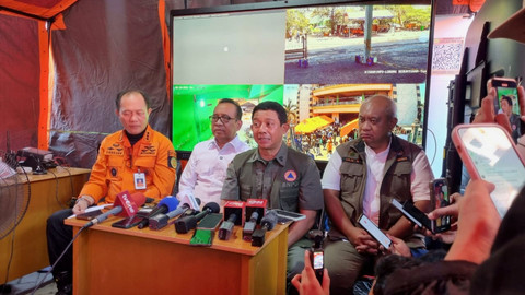Menko PMK RI, Pratikno (kedua kiri) bersama Kasubdit RPDO Bencana dan Kondisi Membahayakan Manusia dan Kepala BNPB hadiri konferensi pers di posko asrama putri Ponpes Al-Khoziny, Kamis (2/10/2025). Foto: Farusma Okta Verdian/kumparan