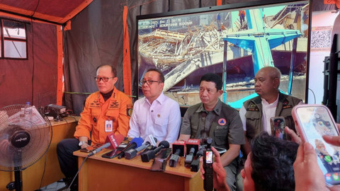 Menko PMK RI, Pratikno (kedua kiri) bersama Kasubdit RPDO Bencana dan Kondisi Membahayakan Manusia dan Kepala BNPB hadiri konferensi pers di posko asrama putri Ponpes Al-Khoziny, Kamis (2/10/2025). Foto: Farusma Okta Verdian/kumparan