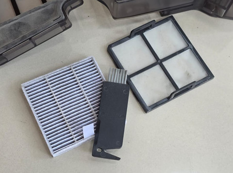 Komponen HEPA Filter perlu dibersihkan secara rutin menggunakan sisir mini yang disediakan MODENA pada robot vacuum RV 3452 ITWA. Foto: kumparan