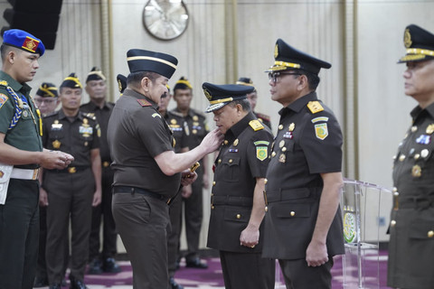 Jaksa Agung ST Burhanuddin melantik Sarjono Turin selaku Staf Ahli Bidang Hubungan Antar Lembaga dan Kerjasama Internasional. Foto: Dok. Kejaksaan Agung