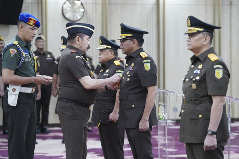 Jaksa Agung ST Burhanuddin melantik Ponco Hartanto selaku Staf Ahli Bidang Ekonomi, Sosial dan Budaya. Foto: Dok. Kejaksaan Agung