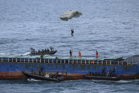 Prajurit TNI AL melakukan simulasi penyergapan kapal saat Sailing Pass di perairaan Teluk Jakarta, Kamis (2/10/2025). Foto: Hafidz Mubarak A/ANTARA FOTO