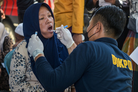 Petugas dari Biddokkes Polda Jatim mengambil sampel DNA keluarga korban bangunan yang ambruk di Pondok Pesantren (Ponpes) Al Khoziny di Kecamatan Buduran, Sidoarjo, Jawa Timur, Kamis (2/10/2025). Foto: Juni Kriswanto/AFP