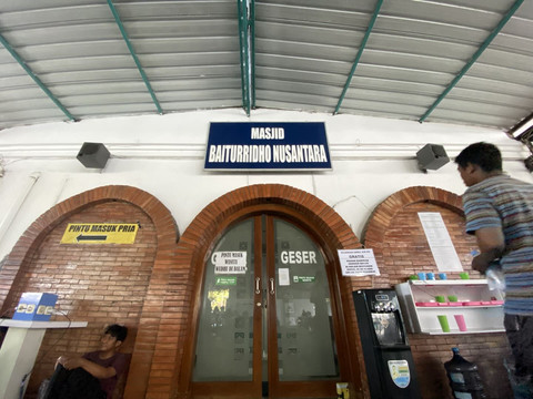 Masjid Baiturridho Nusantara di Sleman sediakan minuman hingga kopi gratis untuk jemaah. Foto: Pandangan Jogja/Resti Damayanti