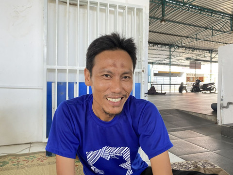 Salah satu driver ojol yang beristirahat di Masjid Baiturridho Nusantara, Sleman, Icksan. Foto: Pandangan Jogja/Resti Damayanti