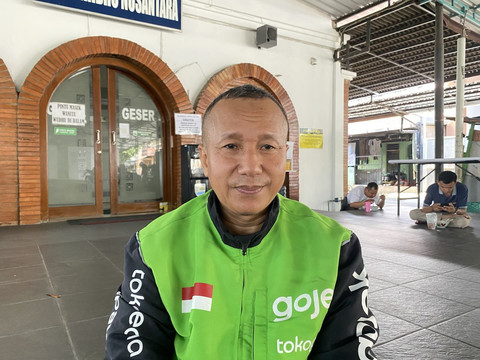 Salah satu driver ojol yang beristirahat di Masjid Baiturridho Nusantara, Sleman, Solihin. Foto: Pandangan Jogja/Resti Damayanti