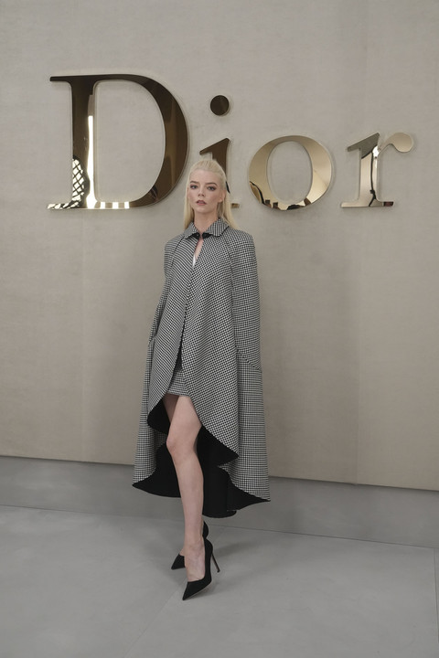 Anya Taylor-Joy di Dior SS26 Paris Fashion Week. Foto: Thibault Camus/AP Photo