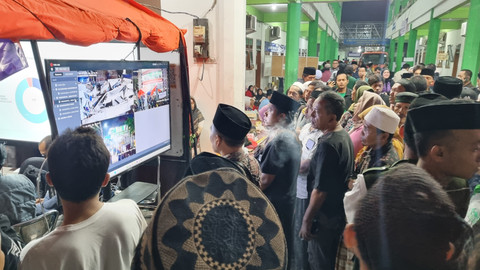Suasana posko keluarga korban ambruknya bangunan Ponpes Al-Khoziny di asrama putri Ponpes Al-Khoziny, Kecamatan Buduran, Sidoarjo, Kamis (2/10/2025).  Foto: Farusma Okta Verdian/kumparan