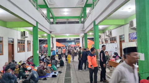 Suasana pos keluarga para korban bangunan Ponpes al-Khoziny yang runtuh di asrama putri Ponpes Al-Khoziny, Distrik Buduran, Sidoarjo, Kamis (2/10/2025). Foto: FARUSMA OKTA VERDIAN/KUMPARAN