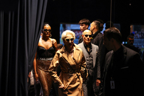 Meryl Streep tampil sebagai Miranda Priestly saat show Dolce & Gabbana di Milan Fashion Week pada Sabtu (27/9). Foto: Reuters/Caludia Greco