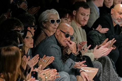 Meryl Streep tampil sebagai Miranda Priestly saat show Dolce & Gabbana di Milan Fashion Week pada Sabtu (27/9). Foto: AP photo/Luca Bruno