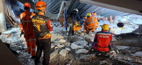 Evakuasi korban runtuhnya ponpes di Sidoarjo. Foto: Diskominfo Surabaya 