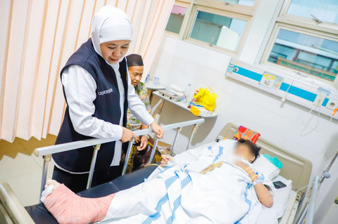 Khofifah saat menjenguk salah satu santri yang selamat. Foto: Humas Pemprov Jatim 