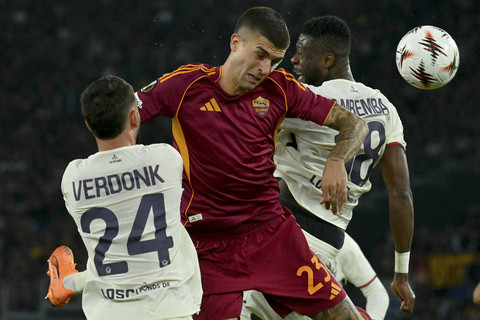 Pemain AS Roma Gianluca Mancini berduel dengan dua pemain Lille Chancel Mbemba dan Calvin Verdonk pada pertandingan Liga Eropa di Stadio Olimpico, Roma, Italia, Kamis (2/10/2025). Foto: Filippo Monteforte/AFP