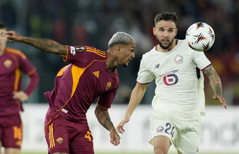 Pemain AS Roma Wesley Franca berebut bola dengan pemain Lille Calvin Verdonk pada pertandingan Liga Eropa di Stadio Olimpico, Roma, Italia, Kamis (2/10/2025). Foto: Matteo Ciambelli/ REUTERS