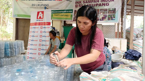 Proses pengolahan sampah plastik di Bank Sampah Induk Likupang, Minahasa Utara, yang mendapatkan dukungan Kampung Merdeka Alfamidi.