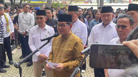 Gubernur DKI Jakarta Pramono Anung saat diwawancarai di SMP Strada Santo Fransiskus Xaverius 1, Koja, Jakarta Utara, Jumat (3/10/2025). Foto: Nasywa Athifah/kumparan