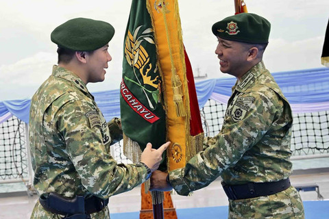 Seskab Letkol Teddy Indra Wijaya mengenakan seragam baru TNI dan baret hijau saat dampingi Presiden Prabowo Subianto saksikan Sailing Pass TNI AL di Teluk Jakarta. Foto: Instagram/ @sekertariat.kabinet