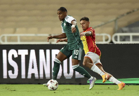 Pemain Go Ahead Eagles Dean James berusaha melewati pemain Panathinaikos Tete pada pertandingan Liga Europa musim 2025/2026 di Stadion Olimpiade Athena, Athena, Yunani, Kamis (2/10/2025). Foto: Stelios Misinas/REUTERS