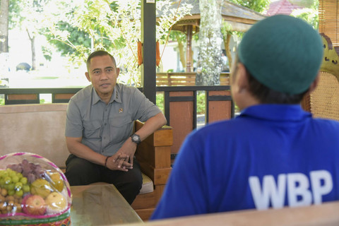 Kepala BNPT, Komjen Eddy Hartono kunjungi pendiri Jamaah Islamiyah (JI) Abu Rusydan di Lapas Kelas I Semarang pada Selasa (2/10/2025). Foto: Dok. BNPT