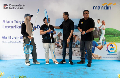 Bank Mandiri menggelar Aksi Bersih Mandiri untuk melestarikan alam dan meningkatkan kualitas hidup masyarakat. Foto: Dok. Bank Mandiri