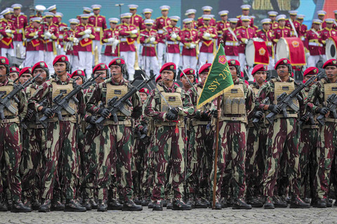 Sejumlah prajurit TNI mengikuti gladi bersih dalam rangka Hari Ulang Tahun (HUT) ke-80 Tentara Nasional Indonesia (TNI) di Lapangan Silang Monumen Nasional (Monas), Gambir, Jakarta Pusat, Jumat (3/10/2025). Foto: Iqbal Firdaus/kumparan