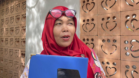 Leni (50), salah satu peserta program pemutihan ijazah tahap IV gelombang kedua oleh Pemprov DKI di SMP Strada Santo Fransiskus Xaverius, Koja, Jakarta Utara, Jumat (3/10/2025). Foto: Nasywa Athifah/kumparan