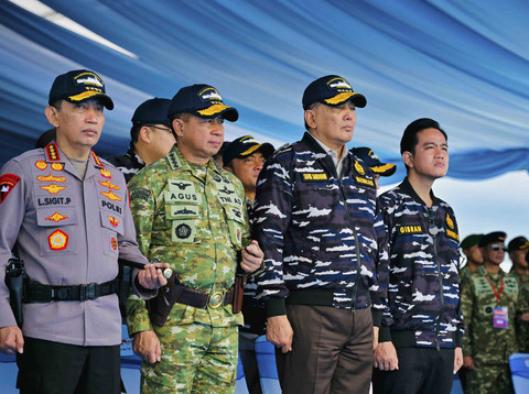Panglima TNI Jenderal TNI Agus Subiyanto mendampingi Menhan Sjafrie Sjamsoeddin dalam kegiatan Presidential Inspection yang digelar di perairan Teluk Jakarta, Kamis (2/10/2025). Foto: Dok. Puspen TNI