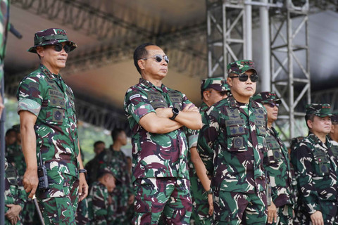 Panglima TNI Jenderal TNI Agus Subiyanto mengenakan seragam PDL Malvinas meninjau secara langsung pelaksanaan geladi kotor dalam rangka persiapan upacara puncak Hari Ulang Tahun (HUT) ke-80 TNI di Monumen Nasional (Monas), Jakarta, Senin (29/6/2025). Foto: Dok. Puspen TNI