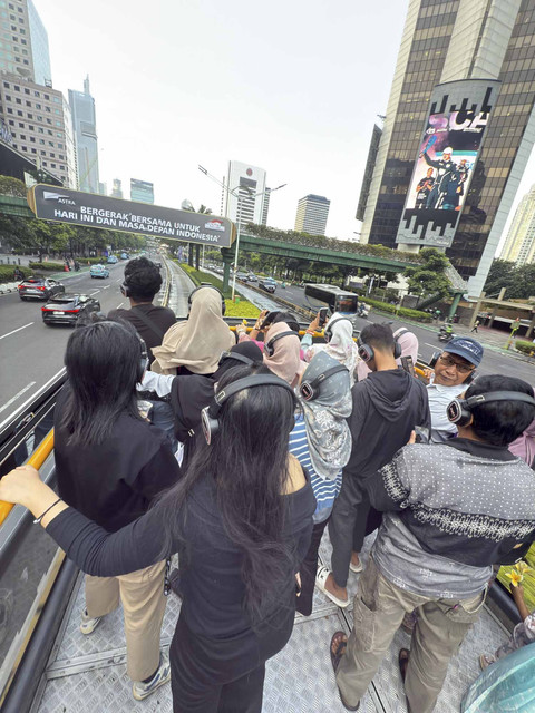 Wisatawan yang sedang mengikuti tur bus On Top Tour of Jakarta. Foto: Shutterstock