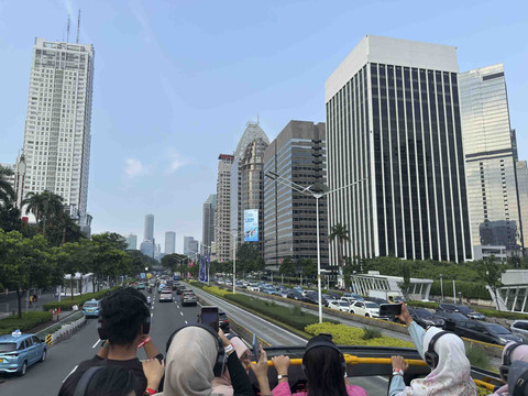 Wisatawan yang sedang mengikuti tur bus On Top Tour of Jakarta. Foto: Shutterstock