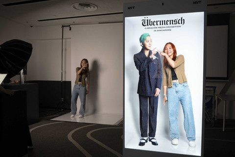 Pameran imersif UBERMENSCH G-Dragon hadir di Bandara Changi Singapura. Foto: X/ @ChangiAirport