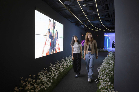 Pameran imersif UBERMENSCH G-Dragon hadir di Bandara Changi Singapura. Foto: X/ @ChangiAirport