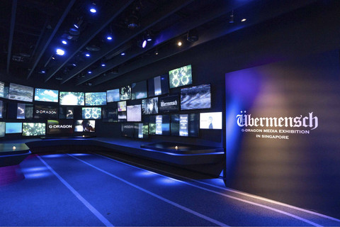 Pameran imersif UBERMENSCH G-Dragon hadir di Bandara Changi Singapura. Foto: X/ @ChangiAirport