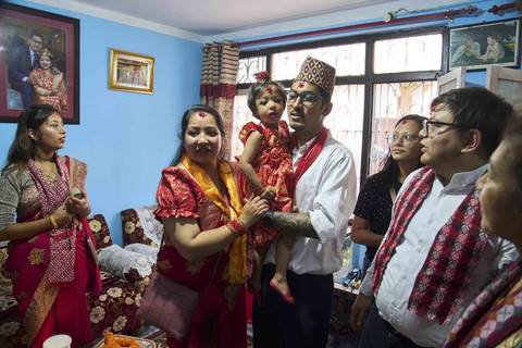 Dewi Hidup Nepal yang baru saja ditunjuk, Kumari Aryatara Shakya, dibawa oleh ayahnya saat mereka berjalan menuju Kumari Ghar, istana kuil tempat ia akan tinggal di Kathmandu, Nepal, Selasa (30/9/2025). Foto: Niranjan Shrestha/AP Photo