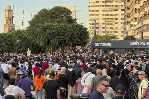 Sejumlah Demonstran menggelar aksi unjuk rasa yang dipimpin oleh pemuda yang menuntut pendidikan dan layanan kesehatan yang lebih baik di pusat kota Casablanca, Maroko, Kamis (2/10/2025). Foto: Stringer/Reuters