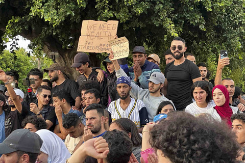 Sejumlah Demonstran menggelar aksi unjuk rasa yang dipimpin oleh pemuda yang menuntut pendidikan dan layanan kesehatan yang lebih baik di pusat kota Casablanca, Maroko, Kamis (2/10/2025). Foto: Stringer/Reuters