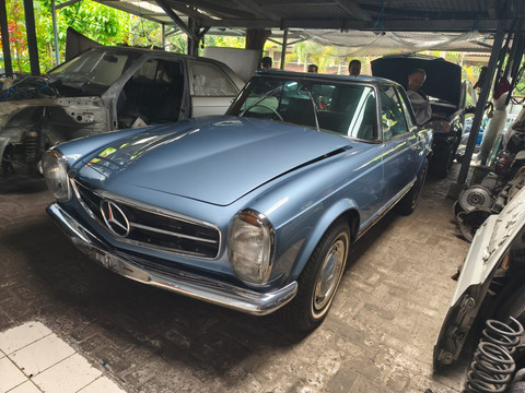 Mobil Mercedes Benz Milik BJ Habibie yang Dibeli RK dan Sempat Disita KPK masih terparkir di sebuah bengkel di Bandung, Jumat (3/10). Dok. Linda Lestari